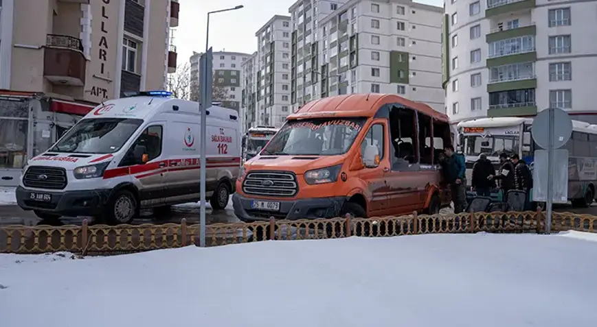 Erzurum’da Halk Otobüsü ile Yolcu Minibüsü Çarpıştı: 4 Yaralı