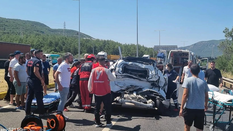Muğla’da Can Pazarı! Kamyon Otomobile Çarptı, 4 Kişi Yaralandı