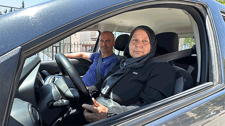 12. Denemede Başardı: 55 Yaşındaki Hülya Sungur Ehliyetine Kavuştu