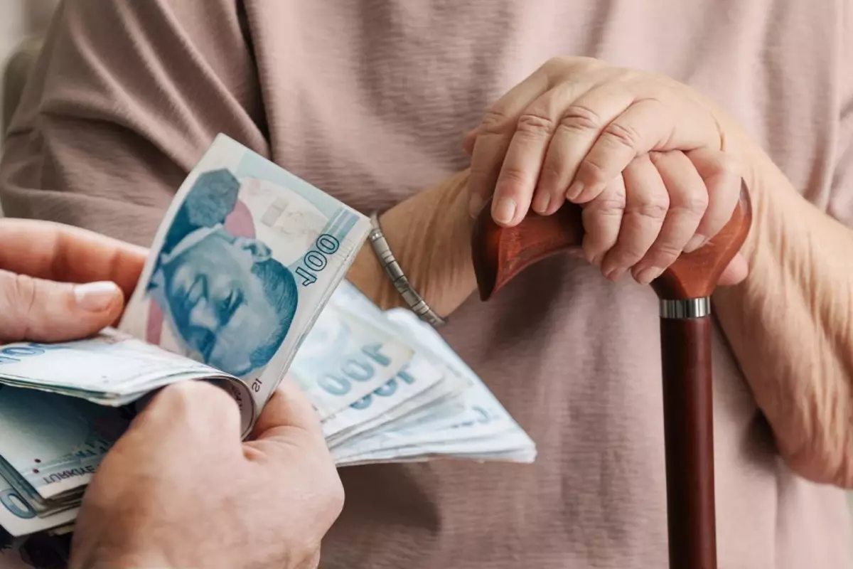 Emeklilerin Beklediği Gün Geldi: Zamlı Maaşlar ve Fark Ödemeleri Bugün Hesaplara Yatıyor