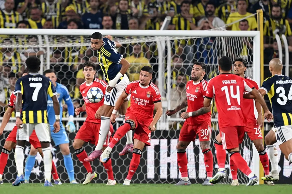 Atılan Manşetler Bomba! Bütün Ülke Fenerbahçe-Benfica Maçını Konuşuyor
