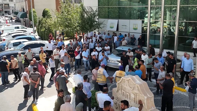 Şanlıurfa’da Belediye İşçileri Kadroya Geçişlerini Davul-Zurna ile Kutladı