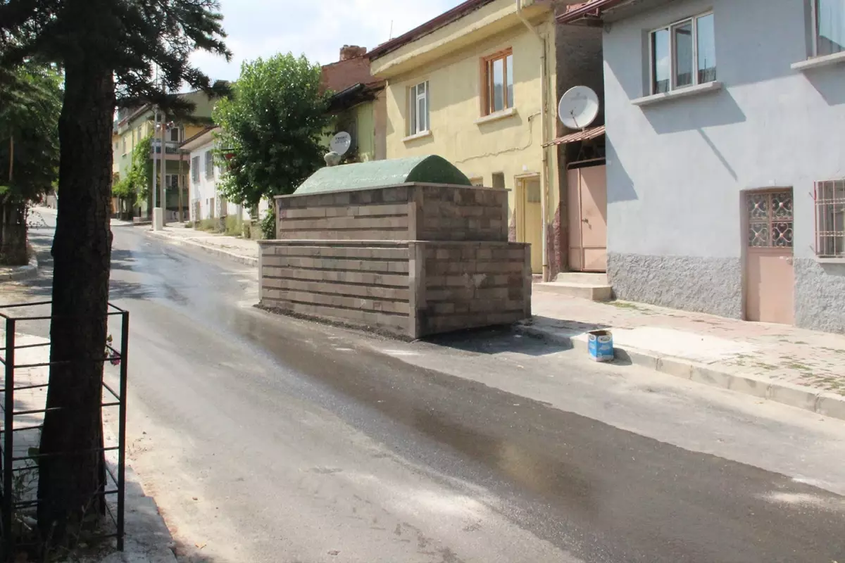 Afyonkarahisar’da 60 Yıldır Yol Ortasında Kalan Türbe: Kepçeyi Bile Kırdı