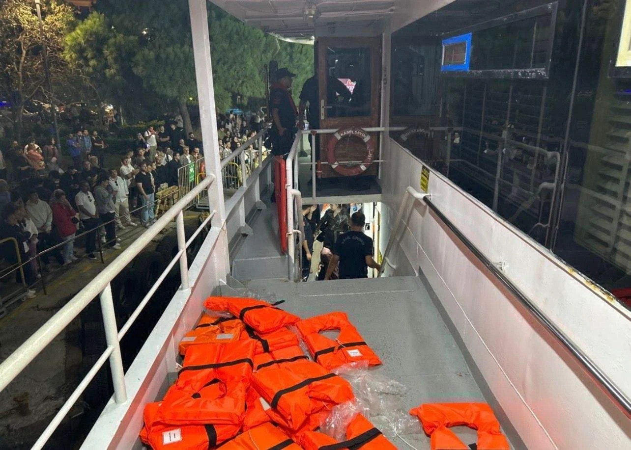İstanbul Boğazı'nda Yolcu Motoru ile Kargo Gemisi Çarpıştı: 2 Kişi Yaralandı