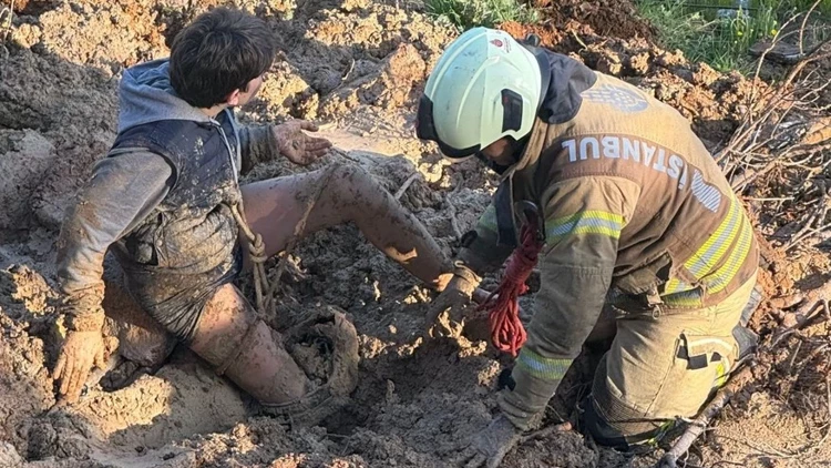 İstanbul Göktürk’te Çamura Saplanan Çocuk Ekiplerin Müdahalesiyle Kurtarıldı