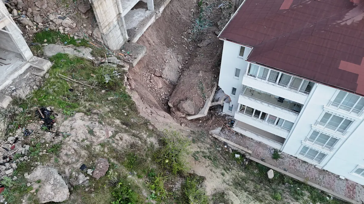 Nevşehir’de İstinat Duvarı Çöktü 10 Daire Tahliye Edildi