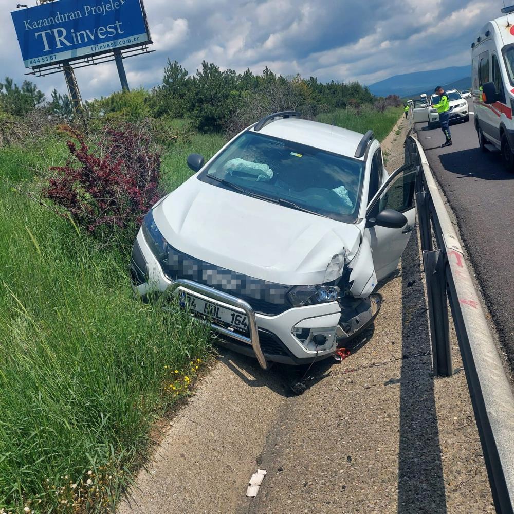 Bolu’da Otoyolda Bariyerlere Çarpan Otomobilde 1 Kişi Yaralandı