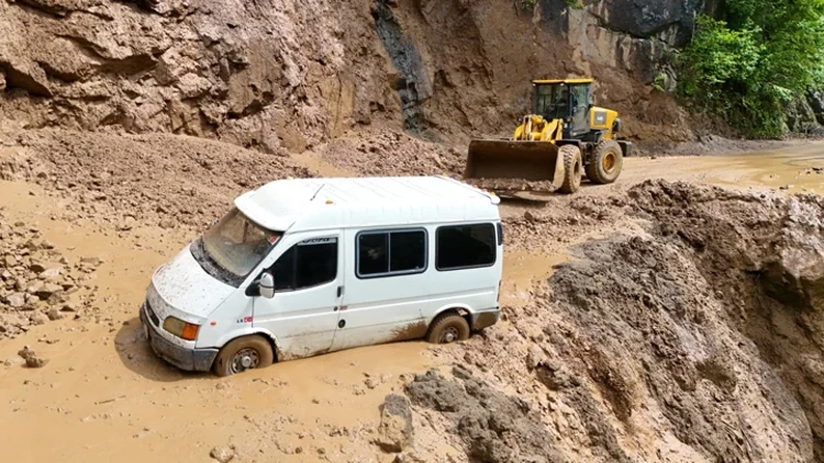 Trabzon Köprübaşı’nda Heyelan Minibüsteki 3 Kişi Son Anda Kurtuldu