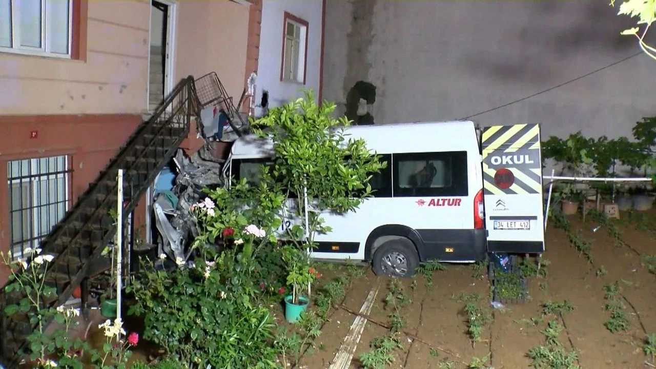 Çekmeköy’de Servis Minibüsü Evin Bahçesine Uçtu: Sürücü Hayatını Kaybetti