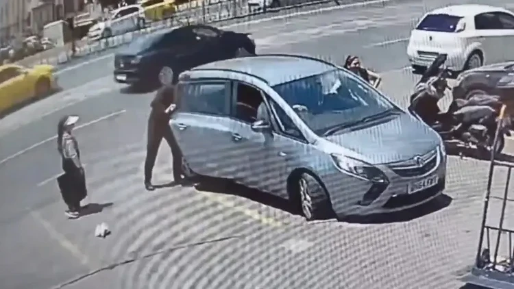 Fatih’te Turist Aileyi Hedef Alan Hırsızlık: Dakikalar İçinde Para Ve Ziynet Eşyaları Çalındı