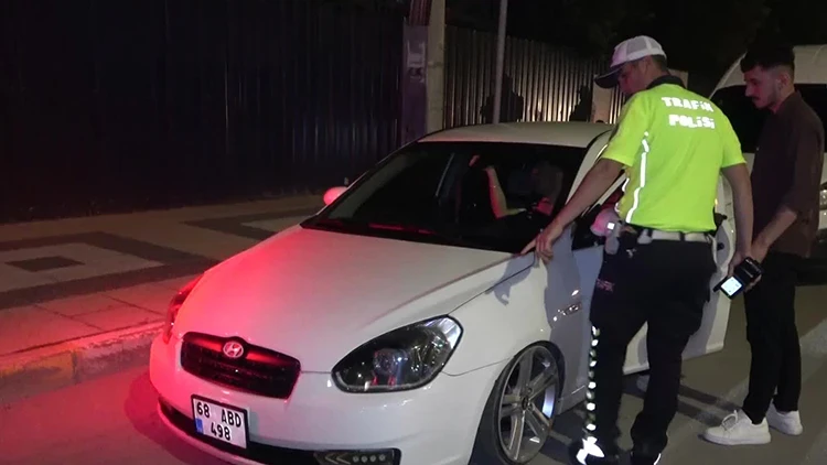 Aksaray'da Polis Çevirmesine Takılan Sürücünün Sözleri Dikkat Çekti