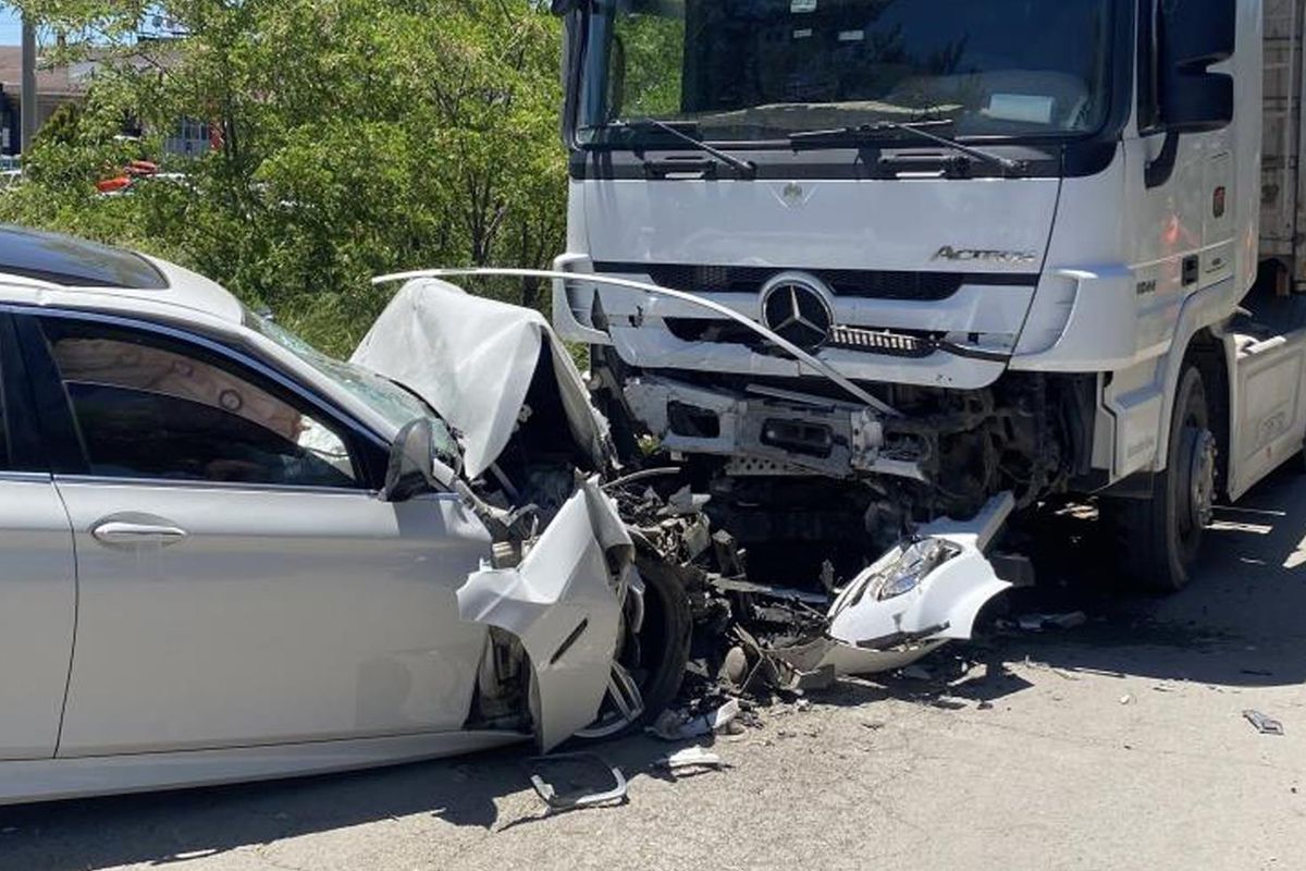Sivas'ta Feci Kaza! BMW Hurdaya Döndü, Sürücü Yoğun Bakıma Alındı