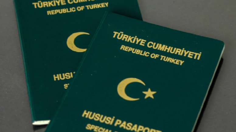 Yeşil Pasaport İçin Beklenen Açıklama Geldi: Vizesiz Seyahat Hakkı Devam Ediyor