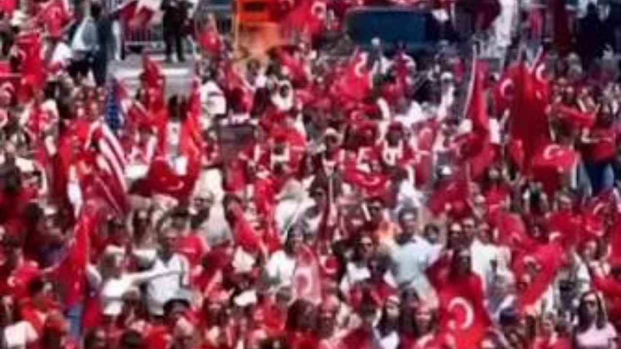 San Francisco'da Binlerce Türk Sokaklara Çıktı! İzmir Marşı Eşliğinde Stada Yürüdüler