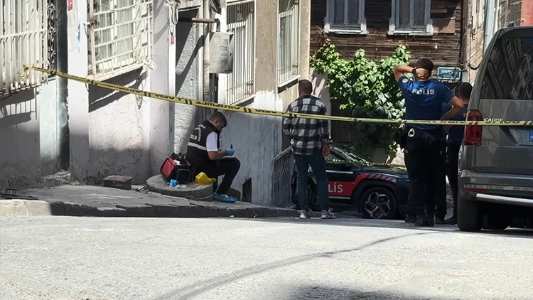 Beyoğlu'nda Silahlı Saldırı! Eski Eşinin İlişkisi Olduğunu Öne Sürdüğü Kişiyi Vurdu