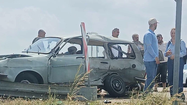 Adana'da Kamyonet İle Otomobil Çarpıştı: 1 Kişi Hayatını Kaybetti, 5 Yaralı
