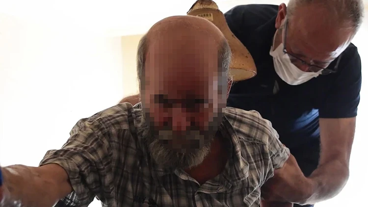 Bursa'da Çöp Evde Mahsur Kalan Yaşlı Adam Kurtarıldı! Yardım Çığlığı Ekipleri Harekete Geçirdi