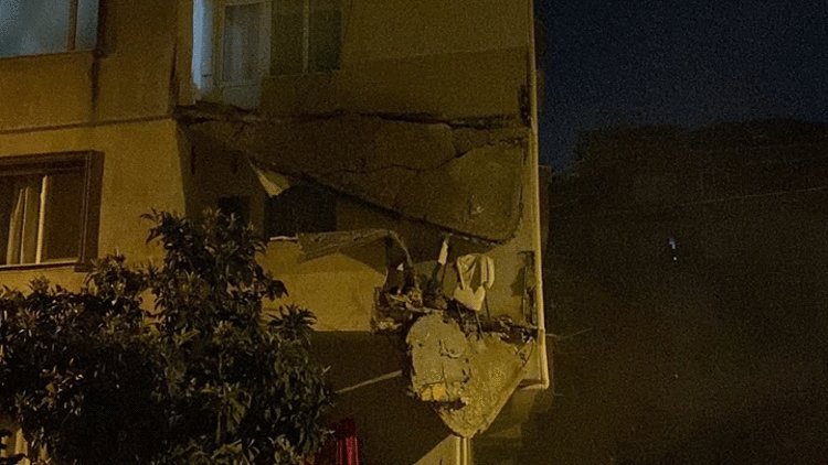 Küçükçekmece'de 5 Katlı Apartmanda Balkon Çöktü, Bina Tahliye Edildi