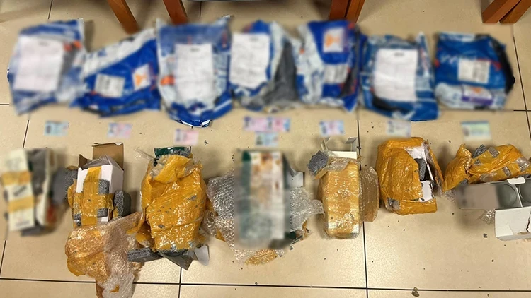 İstanbul'da Sahte Pasaport Ve Kimlik Operasyonu! Kargoya Teslim Ederken Yakalandı