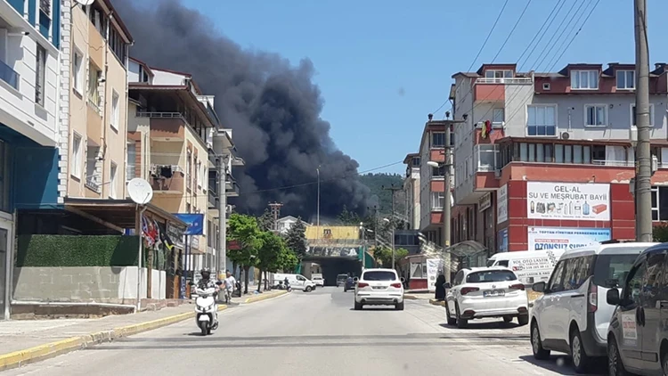 Kocaeli'de Ambalaj Fabrikasında Yangın! Ekipler Söndürme Çalışmalarını Sürdürüyor
