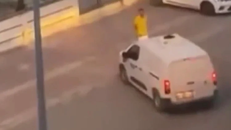 Antalya'da Tartışma Kanlı Bitti! Otomobilin Çarptığı Kişi Ağır Yaralandı