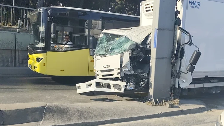 Bahçelievler D-100 Karayolu'nda Kamyonet Direğe Çarptı! Sürücü Yaralandı