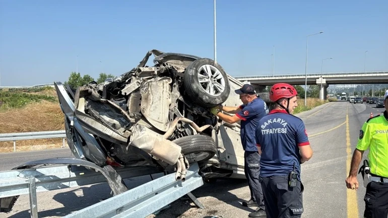Sakarya’da Bariyerlere Saplanan Otomobilde Yakıt Sızıntısı Sakızla Durduruldu