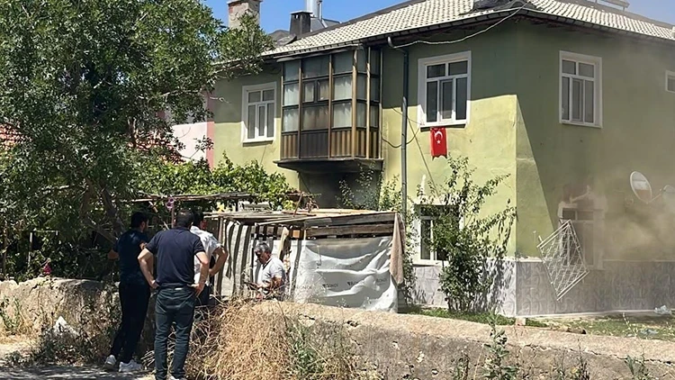 Konya'da Yangında Mahsur Kalan 6 Kardeşi İtfaiye Kurtardı