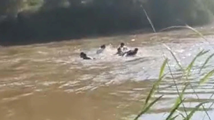 Büyük Menderes Nehri'nde Akıntıya Kapıldıkları Anlar Kameraya Yansıdı