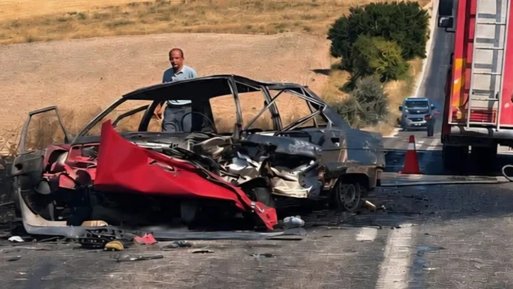 Afyonkarahisar'da İki Otomobil Çarpıştı! Araçlardan Biri Alev Aldı: 1 Kişi Hayatını Kaybetti