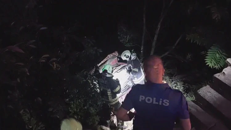 Amasya'da Kontrolden Çıkan Otomobil Bahçeye Düştü: Sürücü Yaralandı