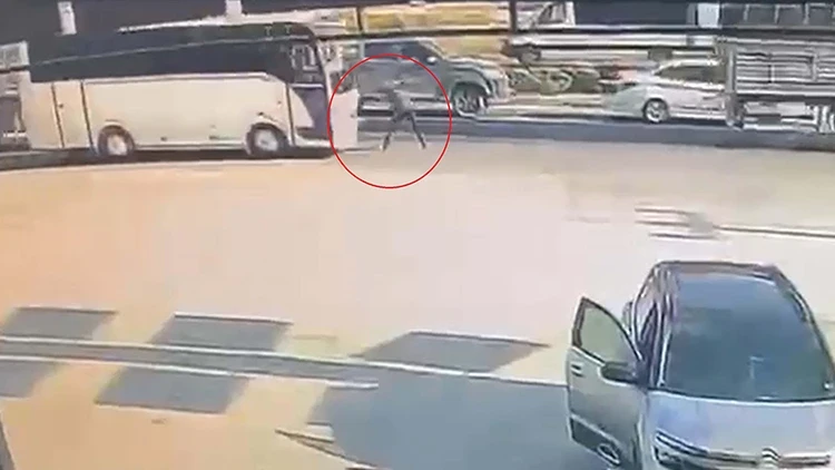 Denizli'de Yolun Karşısına Geçmek İsterken Midibüsün Çarptığı Servis Şoförü Hayatını Kaybetti