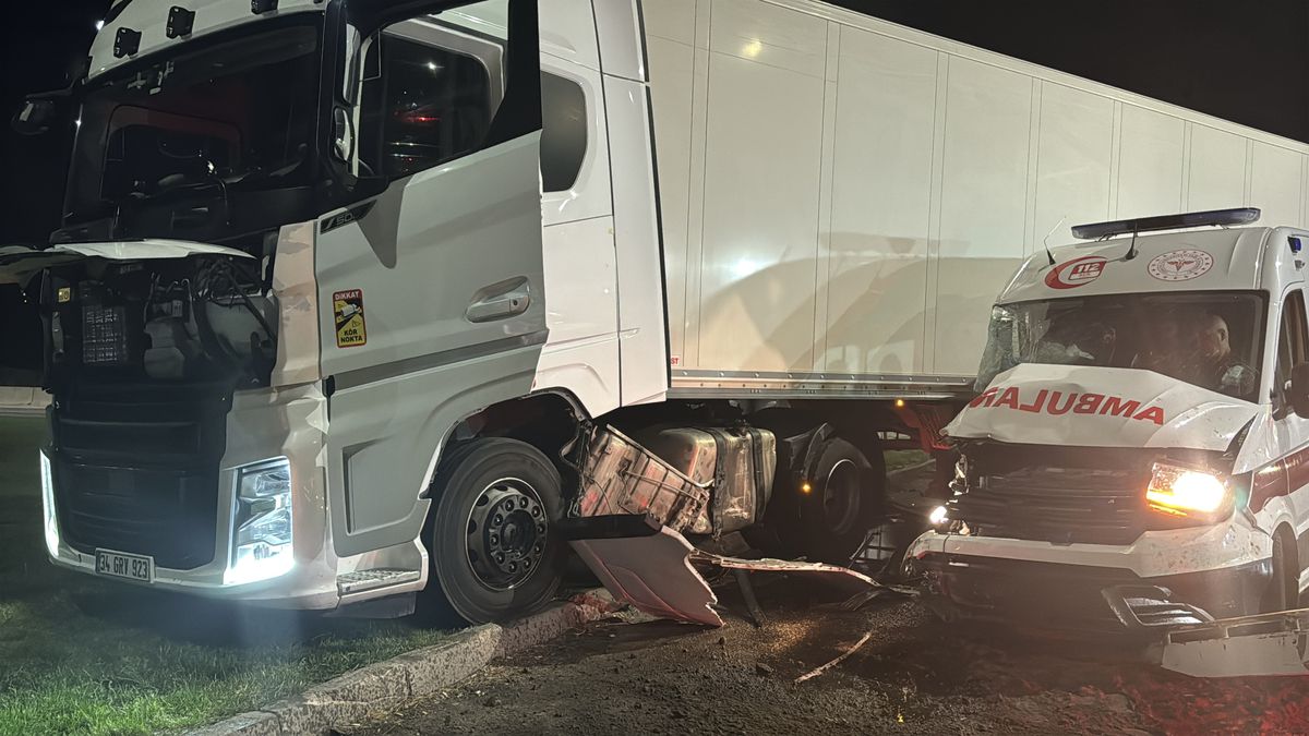 Samsun'da Ambulans İle TIR Çarpıştı! 6 Kişi Yaralandı