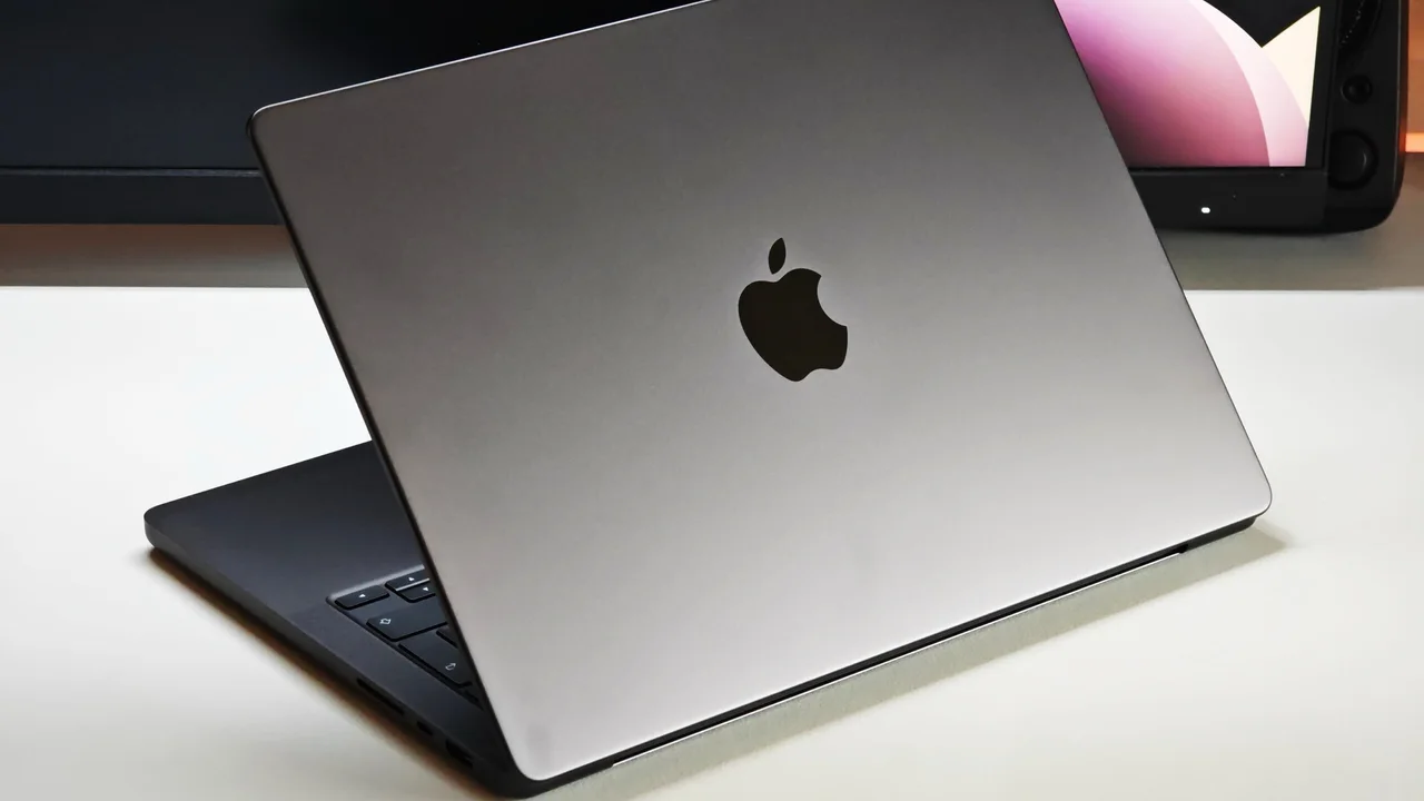 MacBook Pro Tasarımı Baştan Aşağı Değişiyor! OLED Ekran Ve Dynamic Island Geliyor