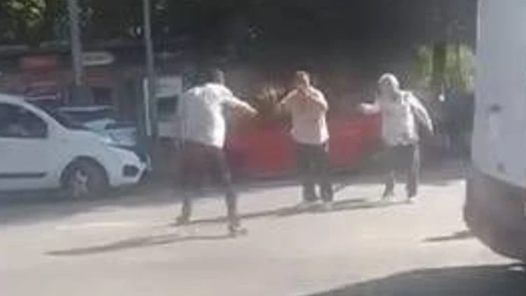 Bayrampaşa'da Silahlı Kavga! Ayırmak İsteyen Esnaf Karnından Vuruldu