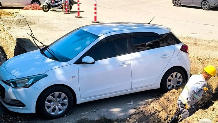 Araç Sahibine Ulaşılamayınca Bakın Ne Yaptılar! Bursa'daki Görüntü Gündem Oldu