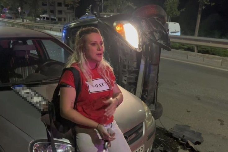 Bursa'da Alkollü Sürücü Park Halindeki Araca Çarpıp Yan Yattı
