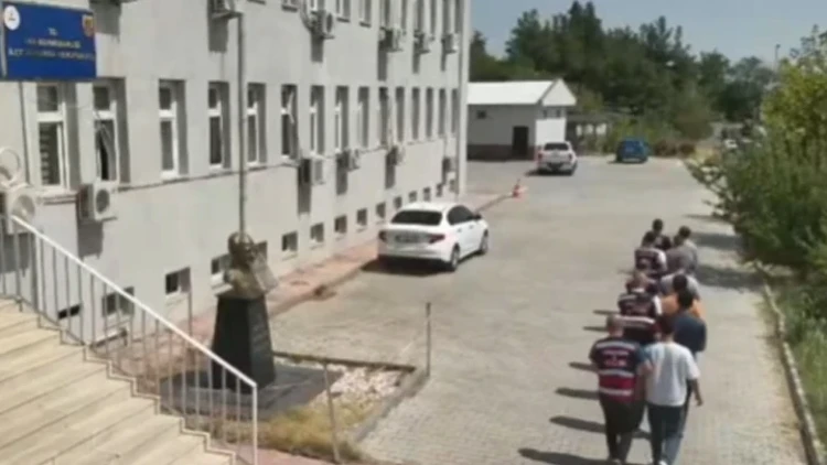 Diyarbakır’da Uyuşturucu Operasyonu: 247 Bin Kök Kenevir İmha Edildi, 17 Şüpheli Yakalandı