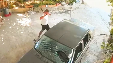 Mersin’de Eski Sevgilisinin Otomobiline Satırla Saldırdı: KADES İhbarıyla Yakalandı