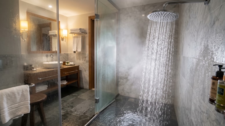 Otel Banyosunda Duş Almadan Önce Dikkat: Legionella Bakterisi Riski