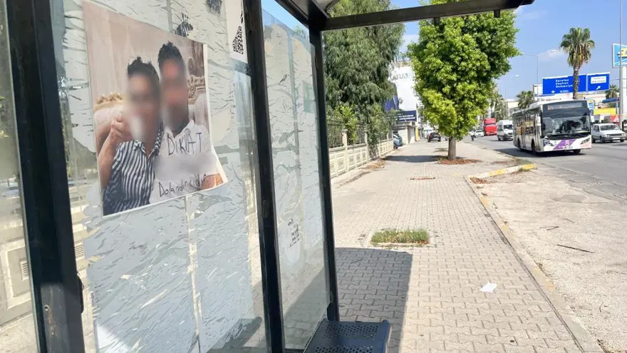 Adana'da Otobüs Durağına Asılan Fotoğraf Şaşırttı: Üzerindeki Not Dikkat Çekti
