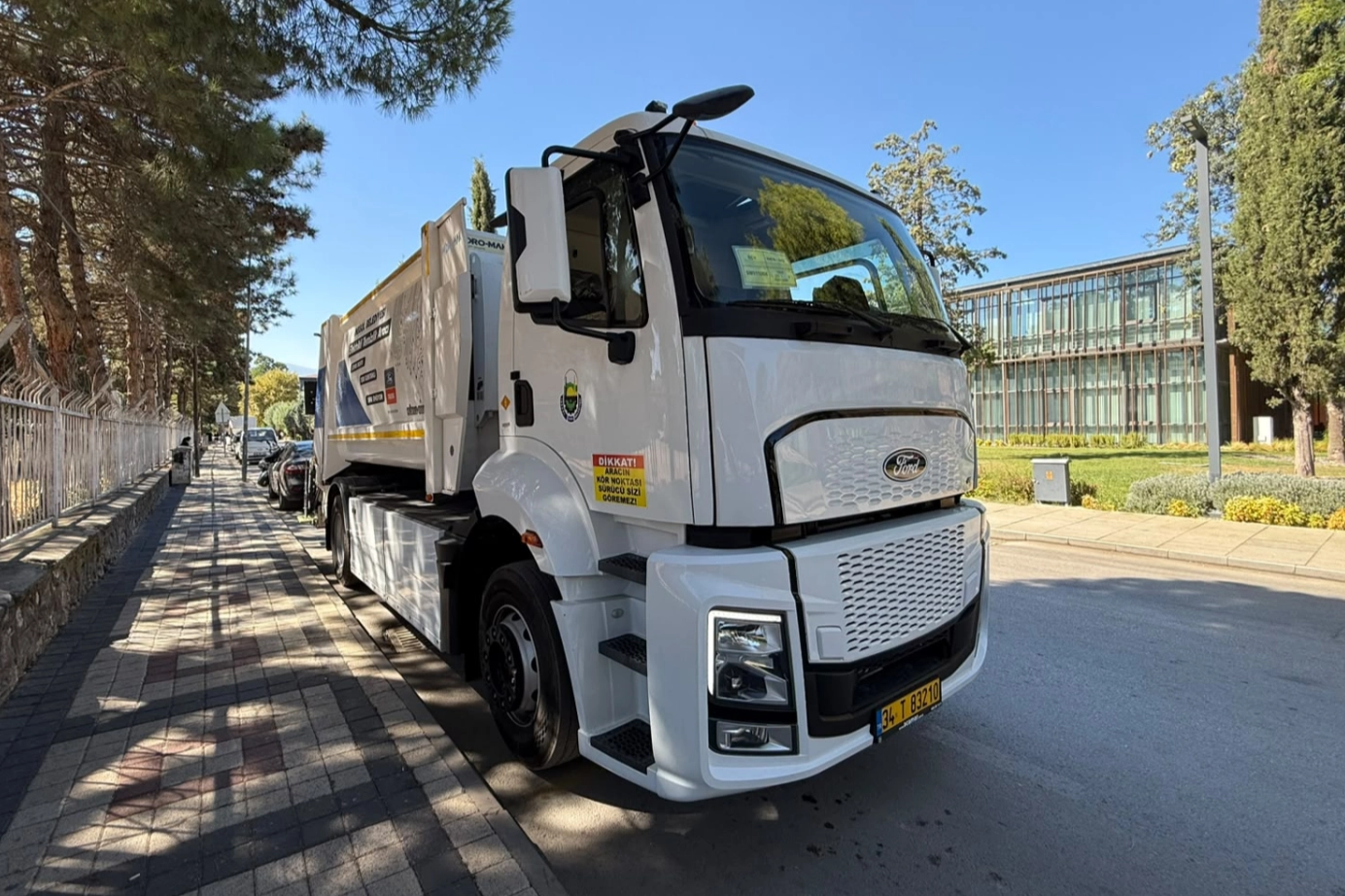 İnegöl’de Bir İlk! Elektrikli Çöp Kamyonu Sokaklara Çıktı
