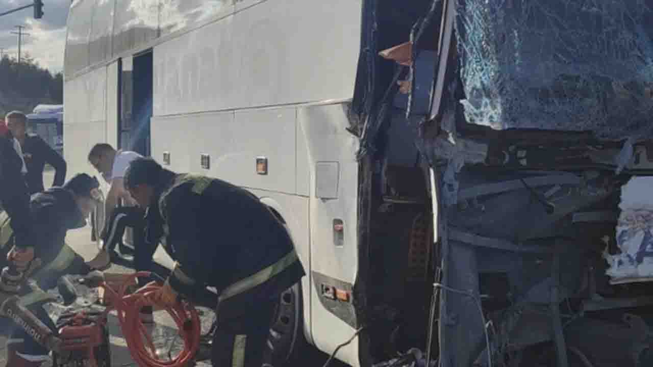 Afyonkarahisar’da Otobüs ve Kamyon Çarpıştı: Çok Sayıda Yaralı Var