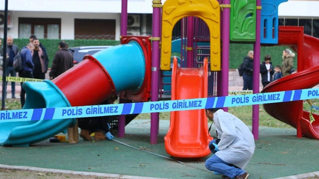 Antalya’da Çocuk Parkında Dehşet: Silahlı Kavga Ortasında Kalan Kardeşler Yaralandı!