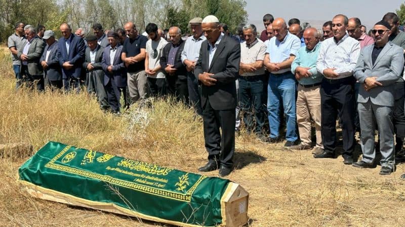 BİM'de Trajik Son! Yüksekova, Aydın Karay'ı Gözyaşları İçinde Uğurladı!