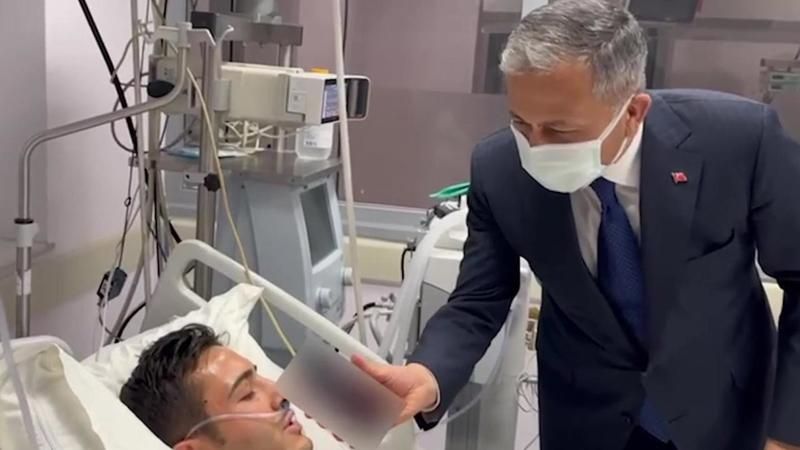 Cumhurbaşkanı Erdoğan, Terör Saldırısında Yaralanan Polisle Görüştü