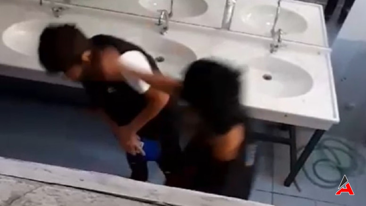 Düzce'de Okul Tuvaletinde Şiddet: 3 Öğrenci Arkadaşlarını Dövdü, Kayda Aldı