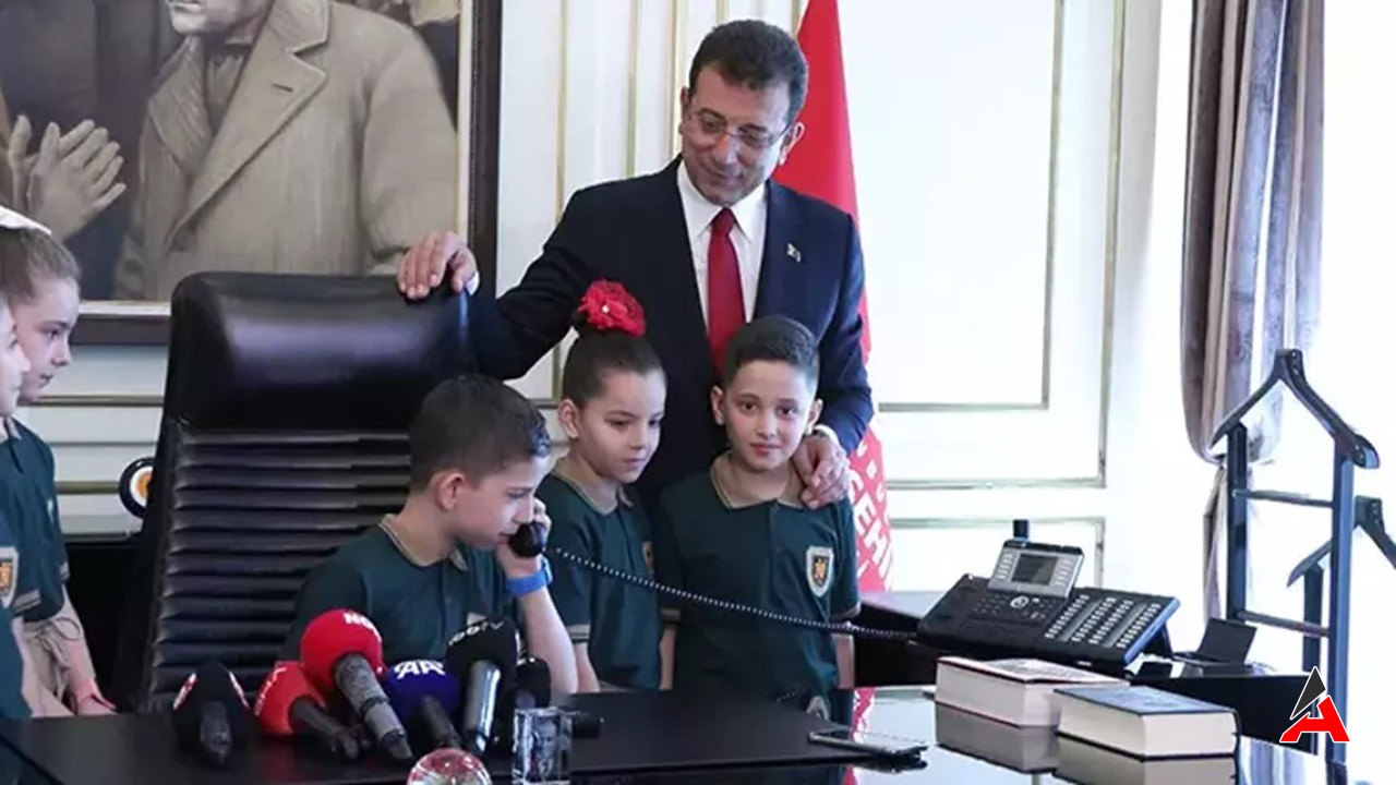 İBB Başkanı Koltuğunda Bir Gün: 3. Sınıf Öğrencisi Ali Selim'den Telefonla Talimatlar