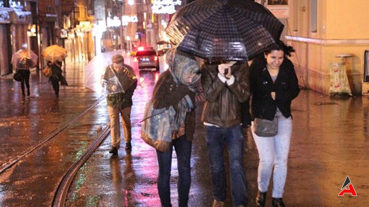 İstanbul'a Fırtına Uyarısı: AKOM Saat Verdi