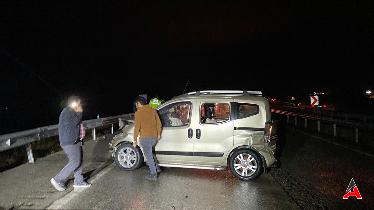 D100'de Hafif Ticari Araç Bariyerlere Çarptı: 4 Yaralı